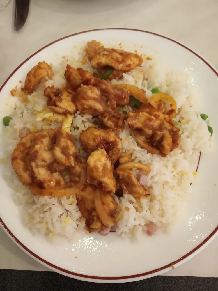 Poulet A la Citronnelle Servi Avec Du Riz Cantonais